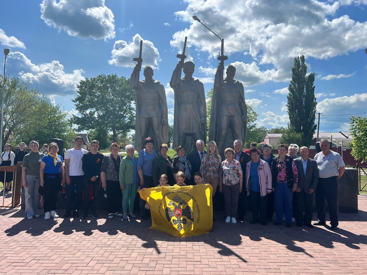 делегация Совета ветеранов Арзгирского района посетила Мемориальный комплекс.